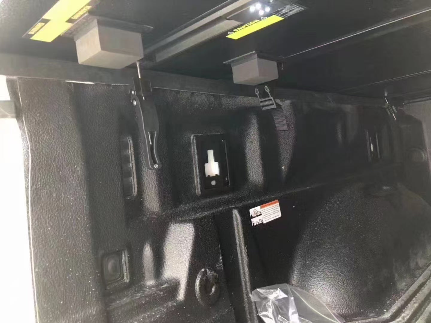 GMC Sierra 1500 Hard Tri-Fold Tonneau Cover