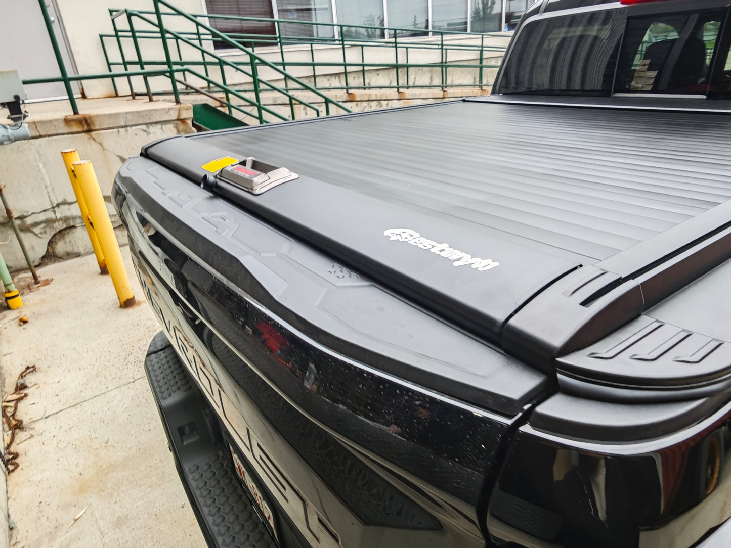 Bestwyll Manual Retractable Truck Bed Cover - Chevrolet Colorado