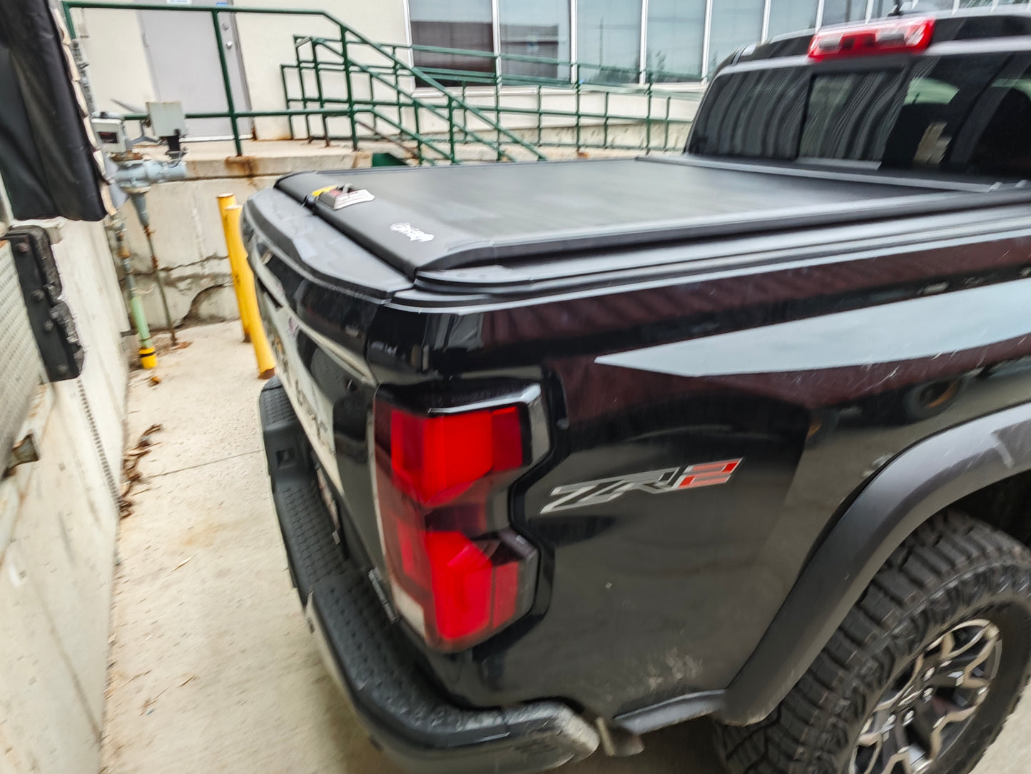 Bestwyll Manual Retractable Truck Bed Cover - Chevrolet Colorado