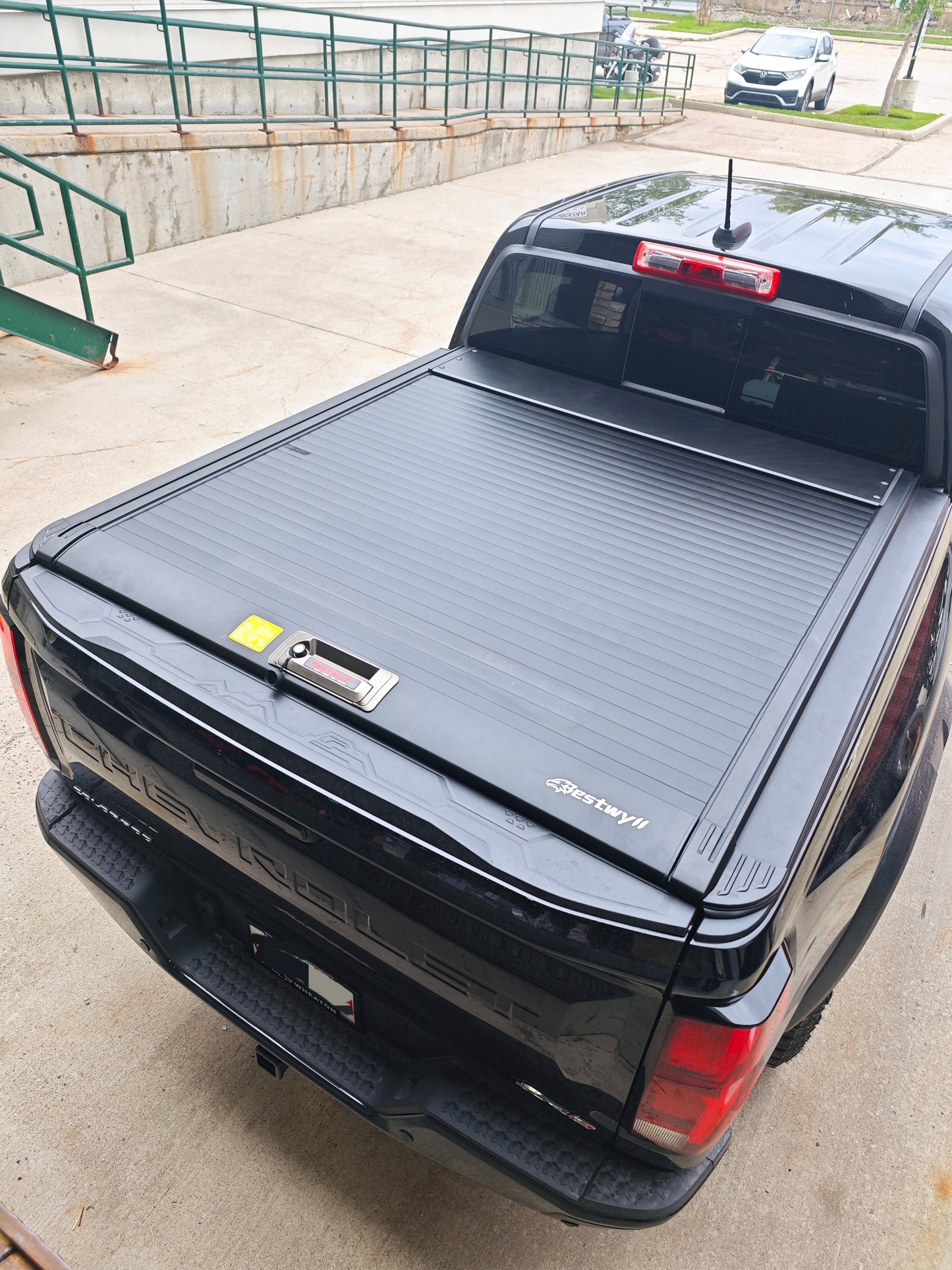 Bestwyll Manual Retractable Truck Bed Cover - Chevrolet Colorado