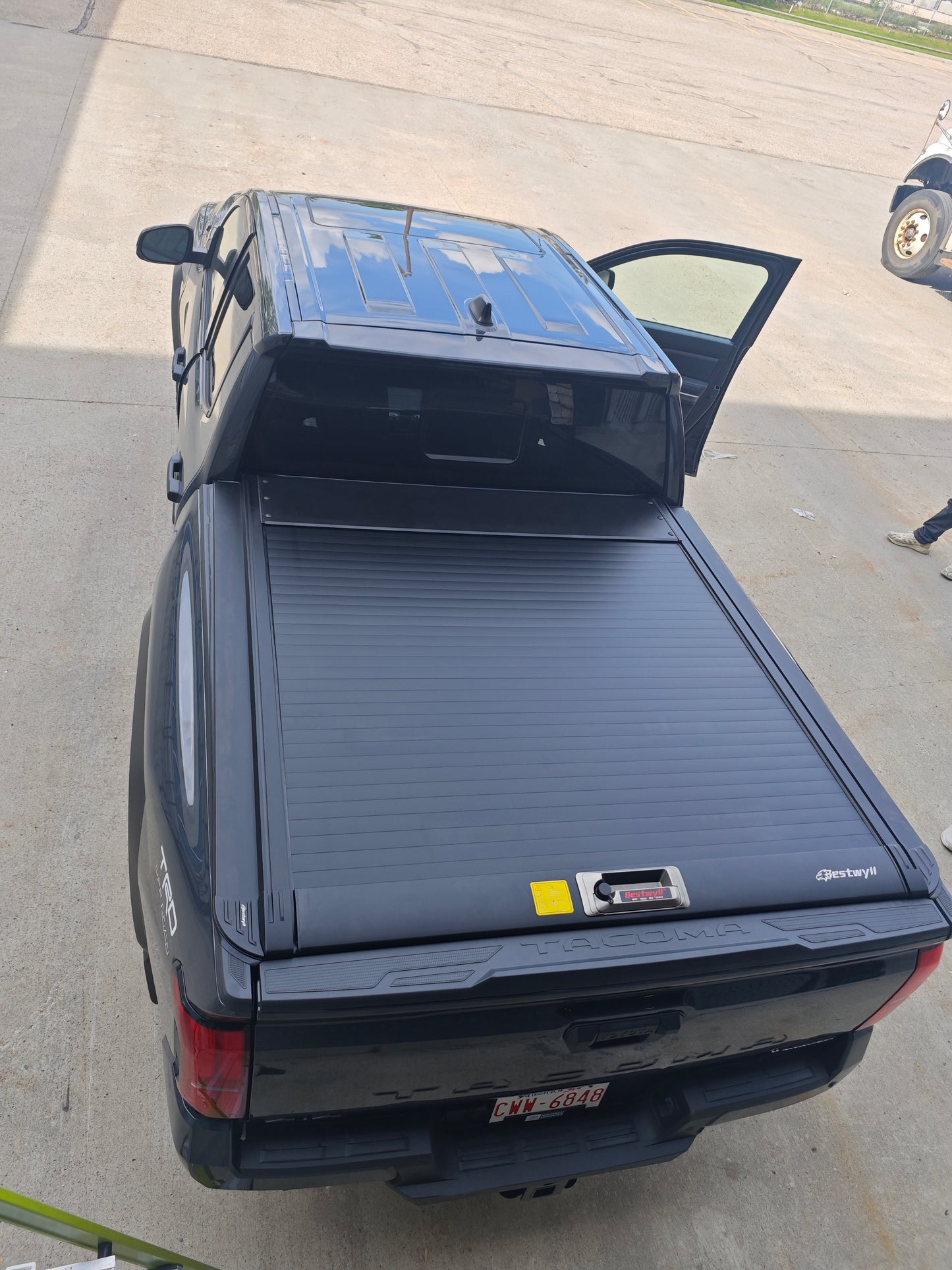 Bestwyll Manual Retractable Truck Bed Cover - Toyota Tacoma