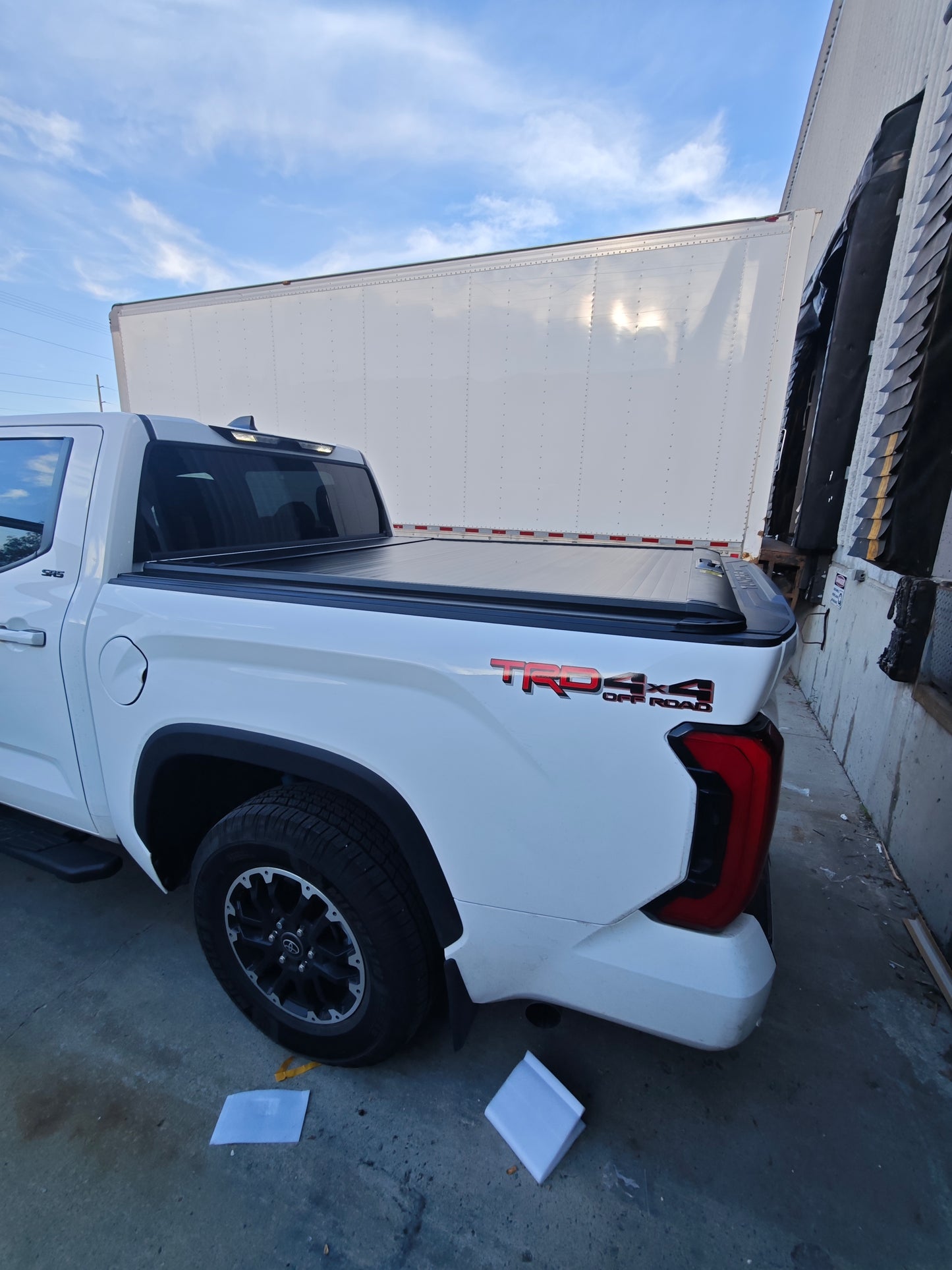 Bestwyll Manual Retractable Truck Bed Cover - Toyota Tundra