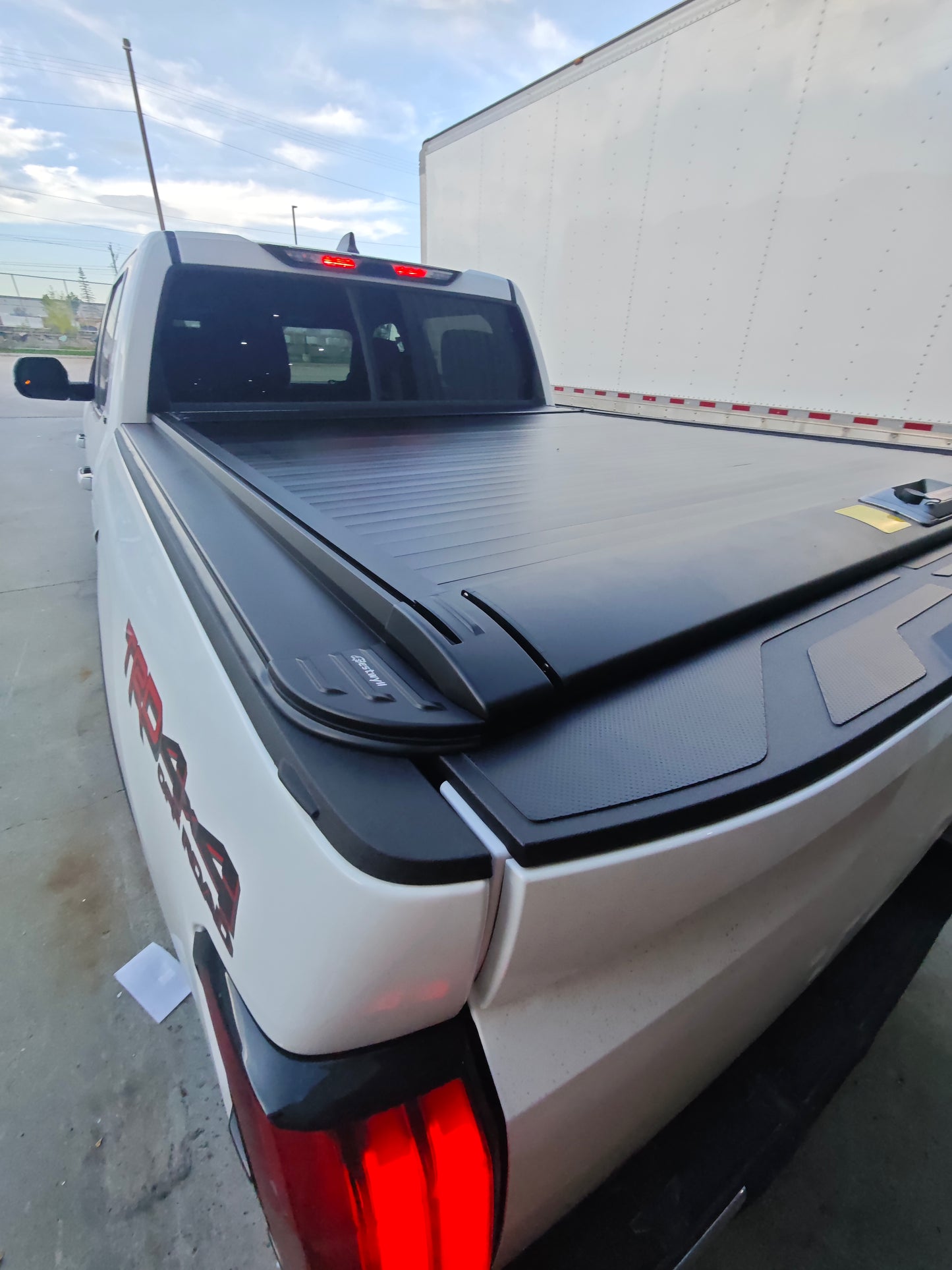 Bestwyll Manual Retractable Truck Bed Cover - Toyota Tundra